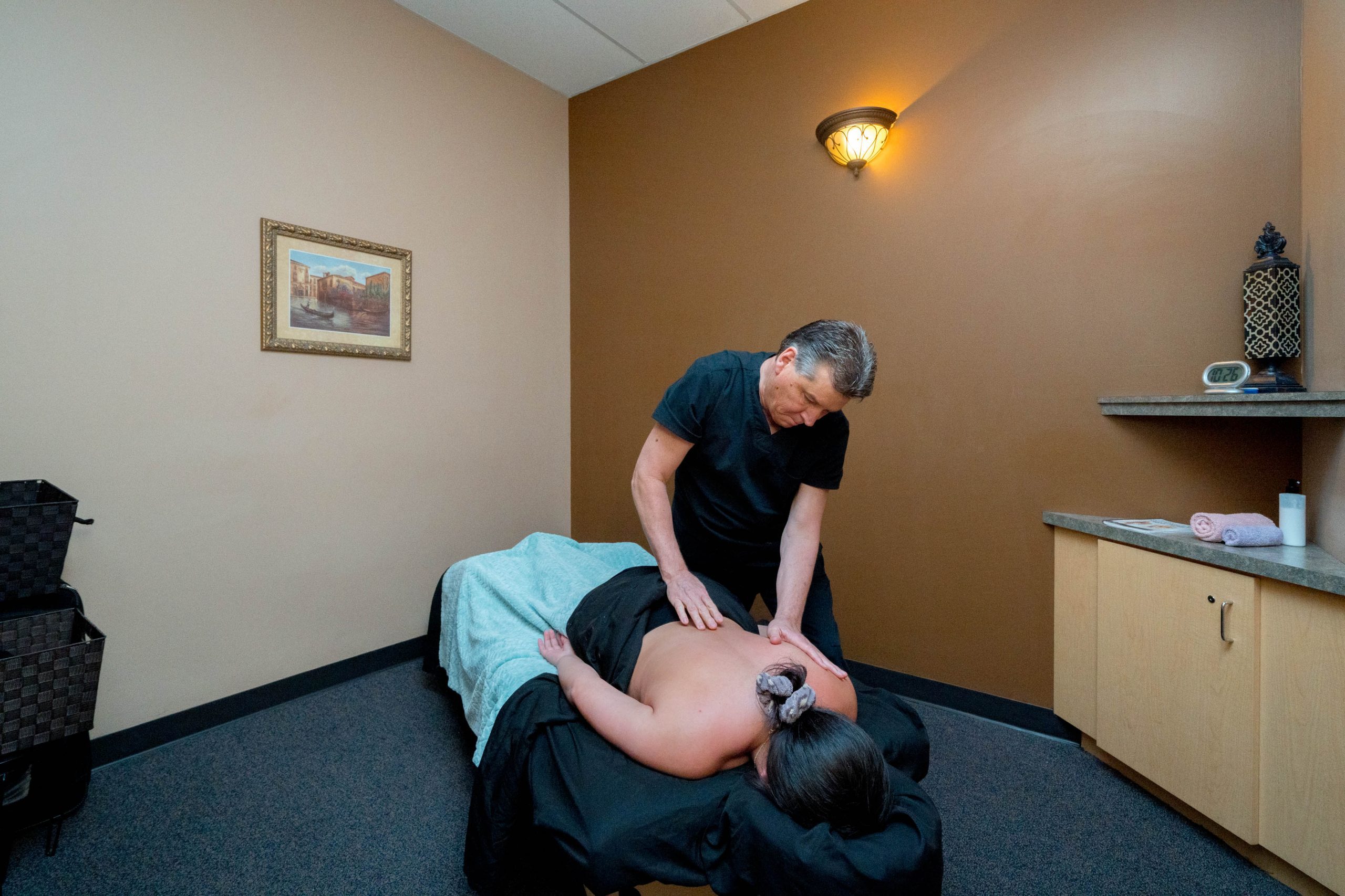 Sala privada de terapia de masajes.